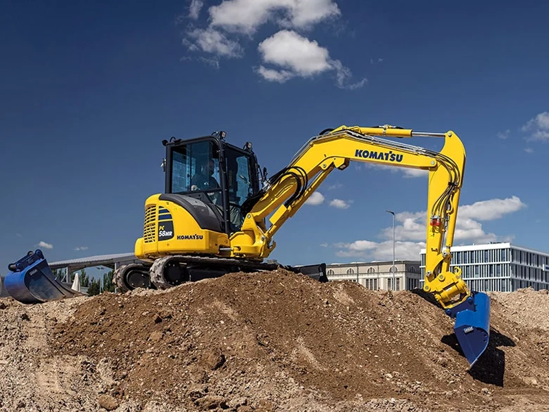002_mini_pelle_Komatsu_PC58_Location_grue_remorque_nacelle_machine_Pierre_Debyttere_Transport_Celles_location_machines_engins_Tournai_Frasnes_Mons_Mouscron-copie.webp
