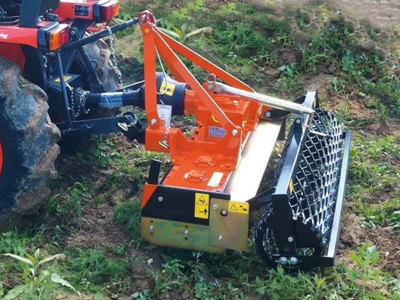 002_Herse_rotative_Kubota_B1820_Location_grue_remorque_nacelle_machine_Pierre_Debyttere_Transport_Celles_location_machines_engins_Tournai_Frasnes_Mons_Mouscron