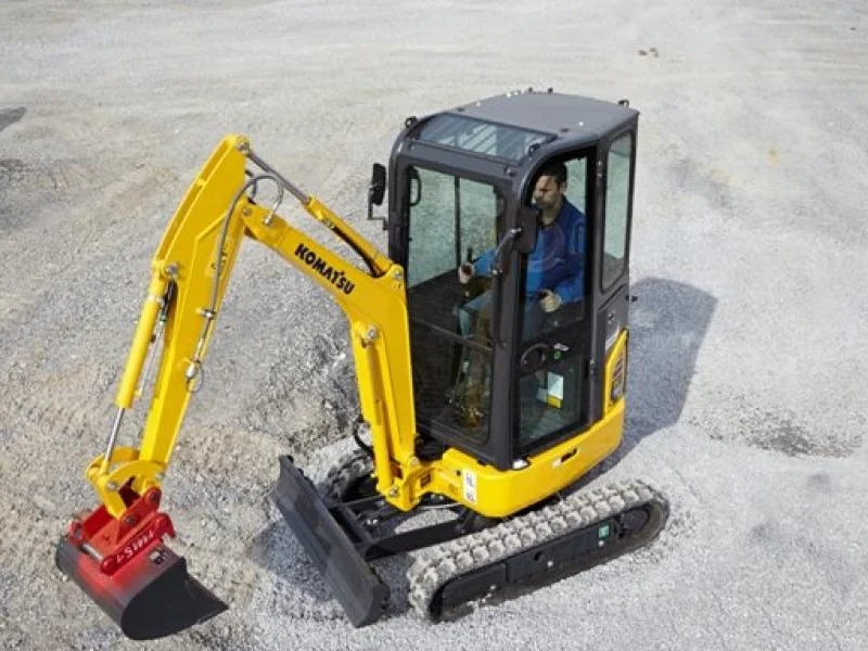 001_mini_pelle_Komatsu_PC16_Location_grue_remorque_nacelle_machine_Pierre_Debyttere_Transport_Celles_location_machines_engins_Tournai_Frasnes_Mons_Mouscron