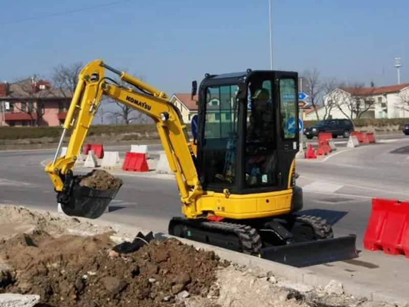 001_mini_pelle_Komatsu_PC26_Location_grue_remorque_nacelle_machine_Pierre_Debyttere_Transport_Celles_location_machines_engins_Tournai_Frasnes_Mons_Mouscron