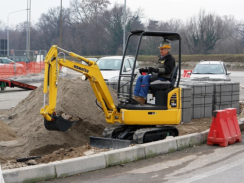 001_mini_pelle_Komatsu_PC16_Location_grue_remorque_nacelle_machine_Pierre_Debyttere_Transport_Celles_location_machines_engins_Tournai_Frasnes_Mons_Mouscron