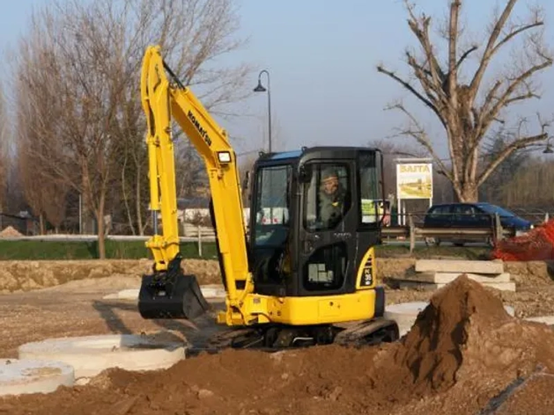 001_mini_pelle_Komatsu_PC26_Location_grue_remorque_nacelle_machine_Pierre_Debyttere_Transport_Celles_location_machines_engins_Tournai_Frasnes_Mons_Mouscron