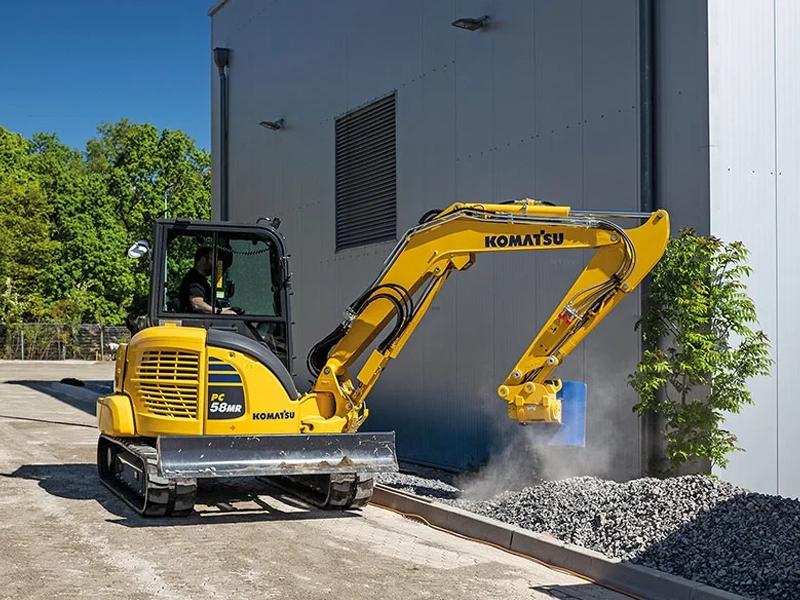 002_mini_pelle_Komatsu_PC58_Location_grue_remorque_nacelle_machine_Pierre_Debyttere_Transport_Celles_location_machines_engins_Tournai_Frasnes_Mons_Mouscron-copie.webp